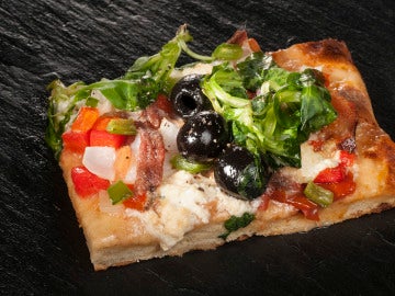 Pizza rústica jardinera con anchoas y gorgonzola