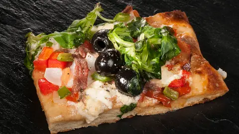 Pizza rústica jardinera con anchoas y gorgonzola Pizza rústica jardinera con anchoas y gorgonzola