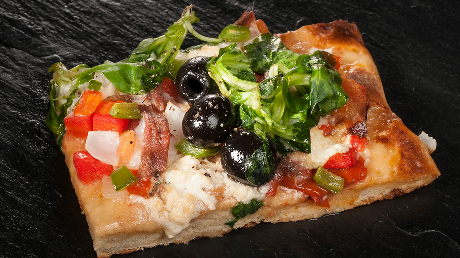 Pizza rústica jardinera con anchoas y gorgonzola