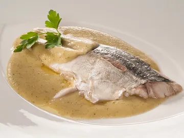 Chicharro al horno con muselina de patatas meunière Chicharro al horno con muselina de patatas meunière