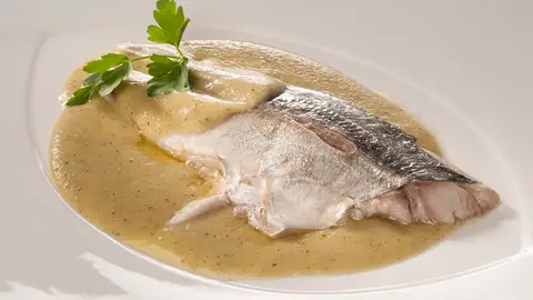 Chicharro al horno con muselina de patatas meunière Chicharro al horno con muselina de patatas meunière