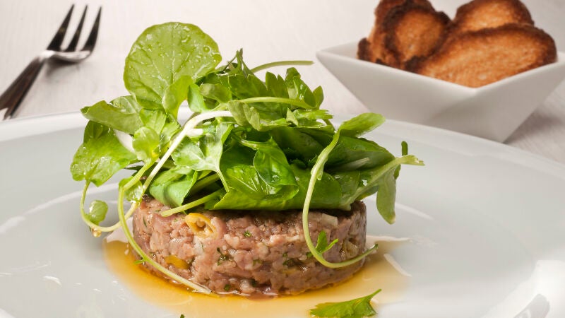 Steak tartare con ensalada de perejil
