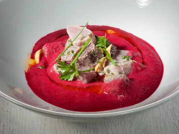 Sopa fría de remolacha con atún marinado Sopa fría de remolacha con atún marinado