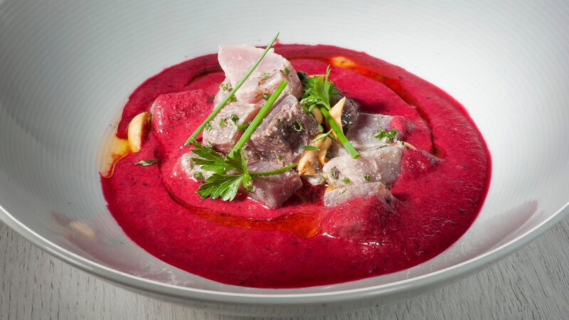 Sopa fría de remolacha con atún marinado