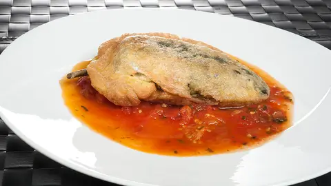 Chiles rellenos con caldillo de tomate Chiles rellenos con caldillo de tomate