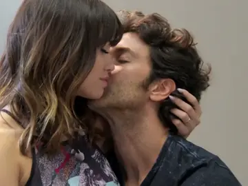 Frame 56.385576 de: Un tierno beso marca el final de 'Esperanza Mía' Frame 56.385576 de: Un tierno beso marca el final de 'Esperanza Mía'
