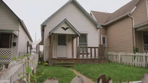 Mina a su madre: 'Esta casa es demasiado pequeña' Mina a su madre: 'Esta casa es demasiado pequeña'