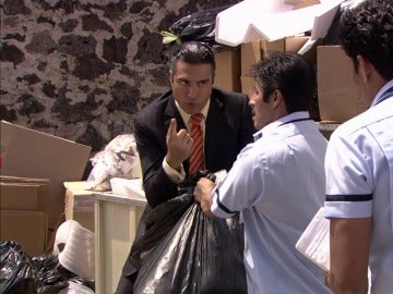 ¿Qué estará buscando Fernando en la basura?