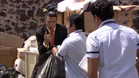 ¿Qué estará buscando Fernando en la basura? ¿Qué estará buscando Fernando en la basura?