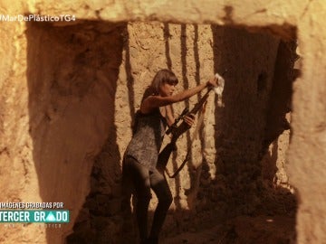 Pilar prepara el arma Pilar prepara el arma