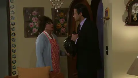 Frame 15.392744 de: ¿Qué tendrá que decirle Don Fernando a Doña Julieta? Frame 15.392744 de: ¿Qué tendrá que decirle Don Fernando a Doña Julieta?