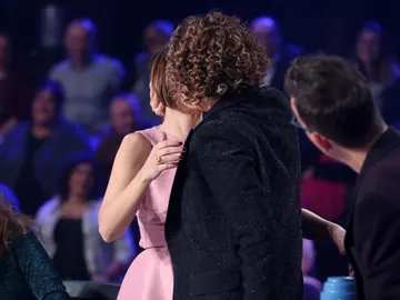 David Bisbal besa apasionadamente a Chenoa para demostrar que nunca hubo ‘cobra’ David Bisbal besa apasionadamente a Chenoa para demostrar que nunca hubo ‘cobra’