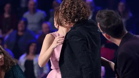 David Bisbal besa apasionadamente a Chenoa para demostrar que nunca hubo ‘cobra’ David Bisbal besa apasionadamente a Chenoa para demostrar que nunca hubo ‘cobra’