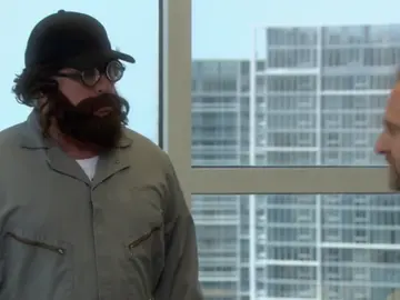 Frame 37.296 de: Antonio José se disfraza para salir a la calle Frame 37.296 de: Antonio José se disfraza para salir a la calle