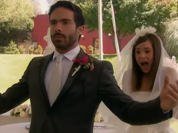 Frame 49.224186 de: Adrián y Paulina, una boda que Julieta mancha de sangre Frame 49.224186 de: Adrián y Paulina, una boda que Julieta mancha de sangre