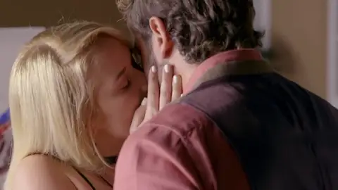 Frame 50.589333 de: El beso apasionado entre Gacriela y David Frame 50.589333 de: El beso apasionado entre Gacriela y David