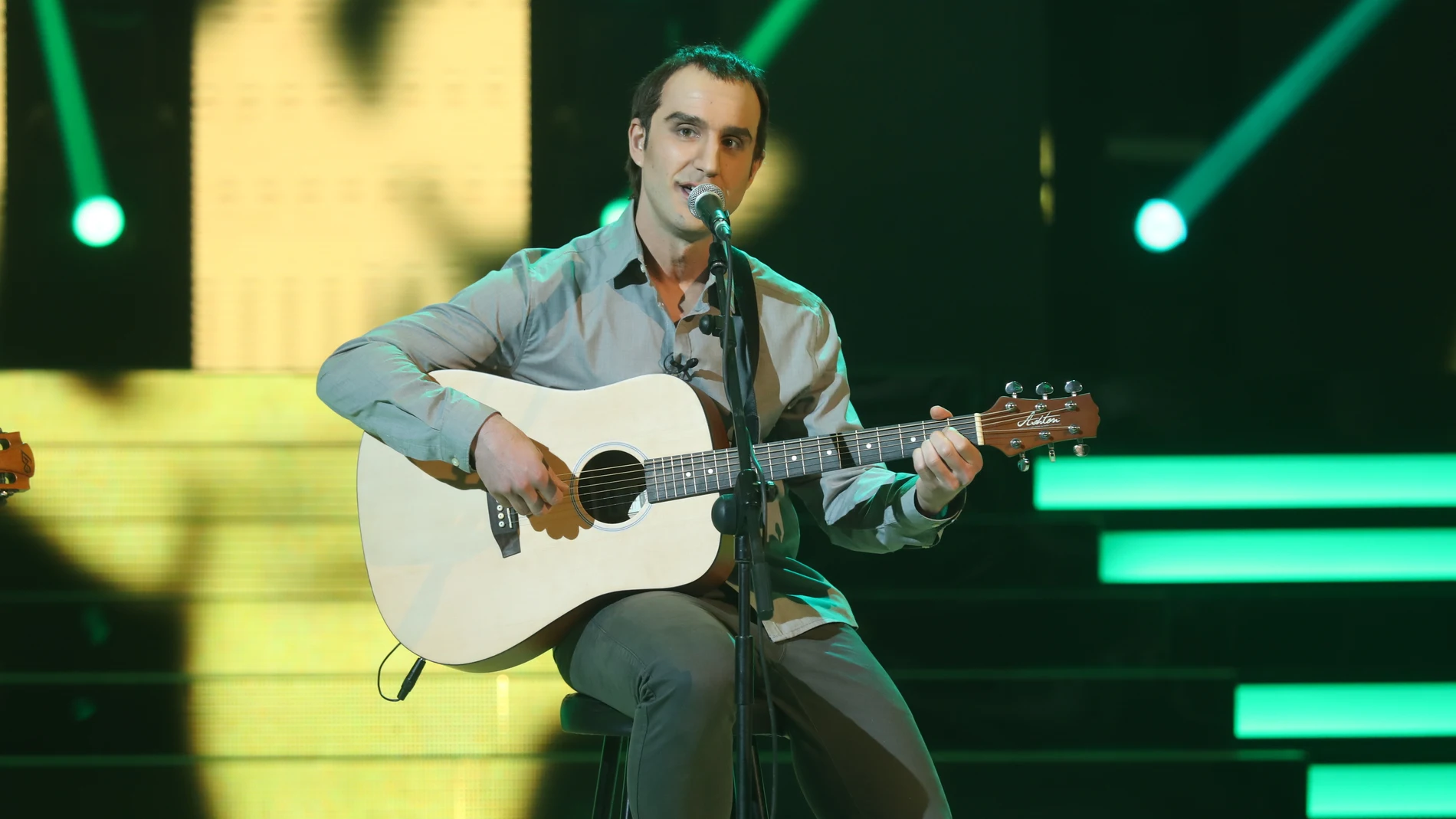 Dani Rovira demuestra su talento musical como Ismael Serrano en 'Papá, cuéntame otra vez'