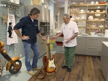 Frame 83.480888 de: Le regalamos a Karlos Arguiñano un práctico utensilio para sujetar la guitarra Frame 83.480888 de: Le regalamos a Karlos Arguiñano un práctico utensilio para sujetar la guitarra