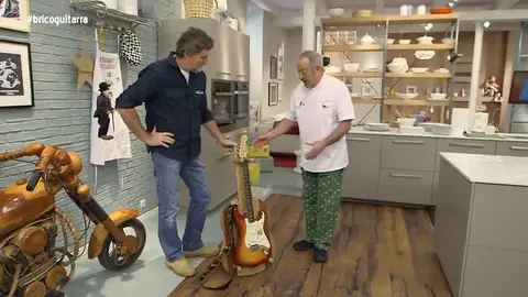 Frame 83.480888 de: Le regalamos a Karlos Arguiñano un práctico utensilio para sujetar la guitarra Frame 83.480888 de: Le regalamos a Karlos Arguiñano un práctico utensilio para sujetar la guitarra