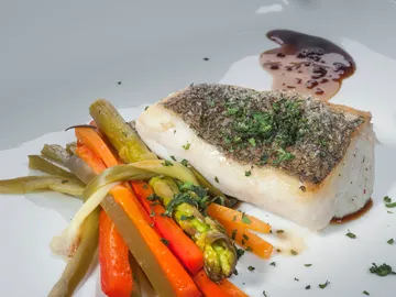 Merluza con verduras en papillote Merluza con verduras en papillote