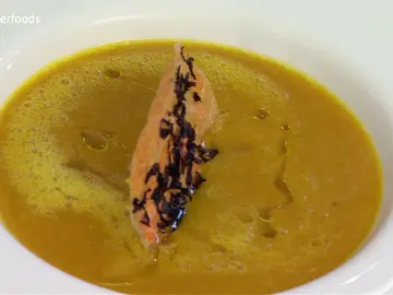 Crema de zanahoria y cúrcuma con galleta crujiente Crema de zanahoria y cúrcuma con galleta crujiente