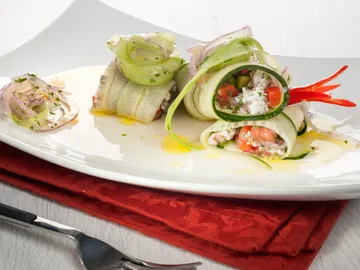 Rulo de pepino relleno de gambas y jugo de aloe vera Rulo de pepino relleno de gambas y jugo de aloe vera