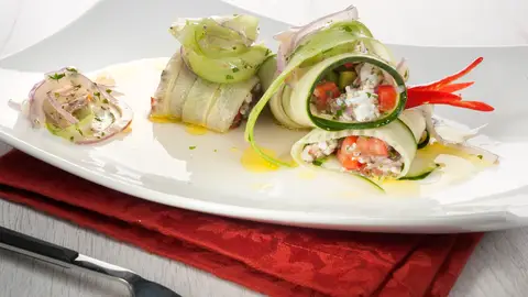 Rulo de pepino relleno de gambas y jugo de aloe vera Rulo de pepino relleno de gambas y jugo de aloe vera