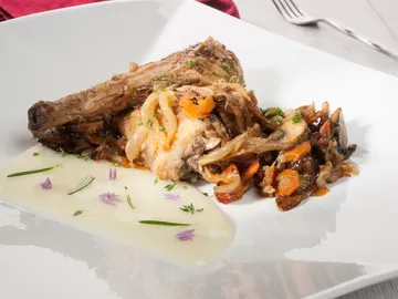 Conejo a la cazadora con champiñones Conejo a la cazadora con champiñones