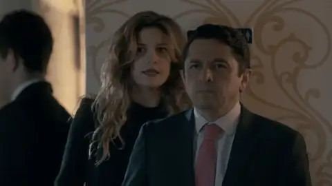 Encuentro fortuito entre Isabel y Elías Encuentro fortuito entre Isabel y Elías