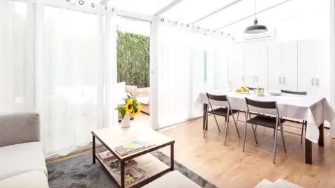 Una terraza reformada con madera y colores naturales Una terraza reformada con madera y colores naturales