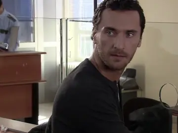 Mustafá descubre que Munir le ha engañado Mustafá descubre que Munir le ha engañado