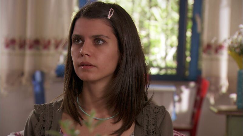 Fatmagül recibe un ramo de flores, ¿de Mustafá?