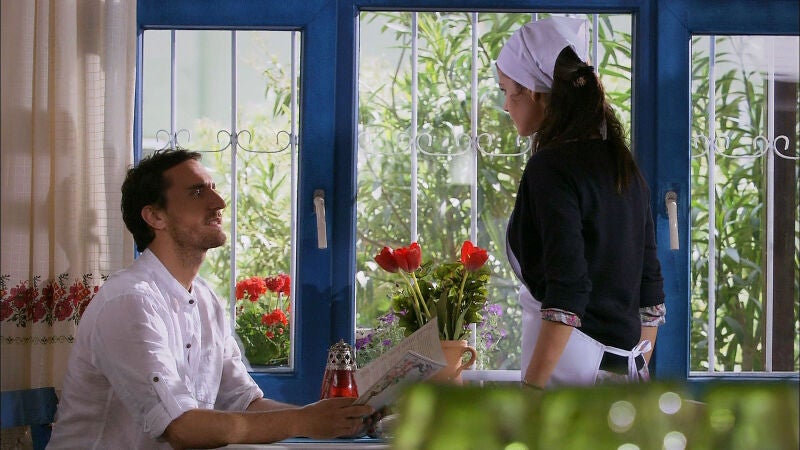 Mustafá se presenta por sorpresa en el restaurante de Fatmagül