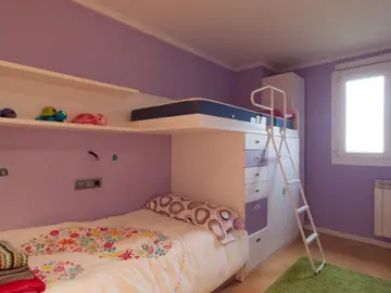 El dormitorio de Anuska decorado con listones de madera El dormitorio de Anuska decorado con listones de madera