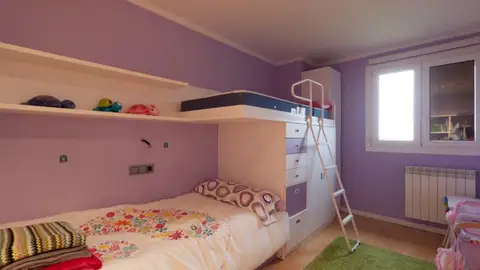 El dormitorio de Anuska decorado con listones de madera El dormitorio de Anuska decorado con listones de madera