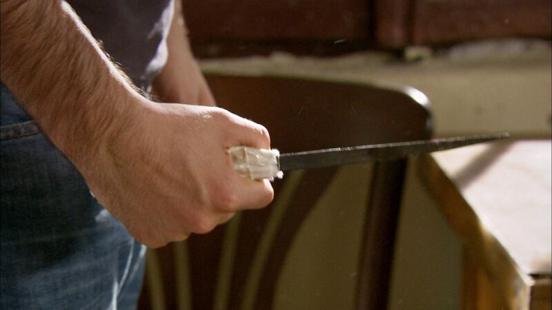 ¿Qué hace Kerim con un cuchillo dentro de la cárcel?