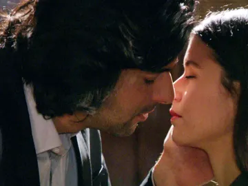 La sorpresa de Kerim a Fatmagül y el beso más apasionado La sorpresa de Kerim a Fatmagül y el beso más apasionado
