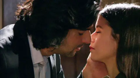 La sorpresa de Kerim a Fatmagül y el beso más apasionado La sorpresa de Kerim a Fatmagül y el beso más apasionado