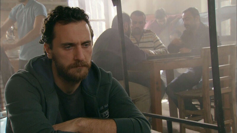 Mustafá vive amargado en prisión esperando a Fatmagül