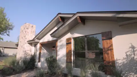 La pequeña casa de la colina sufre una enorme transformación La pequeña casa de la colina sufre una enorme transformación