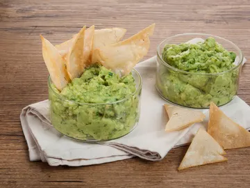 Guacamole con totopos Guacamole con totopos