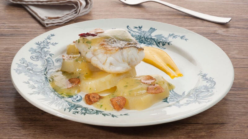 Merluza con alioli de azafrán