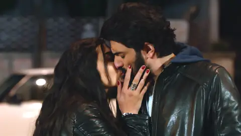 Elif besa a Ömar Amor de contrabando