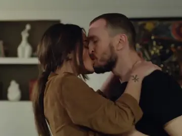 Nilüfer se besa apasionadamente con Metin Nilüfer se besa apasionadamente con Metin