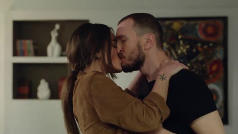 Nilüfer se besa apasionadamente con Metin