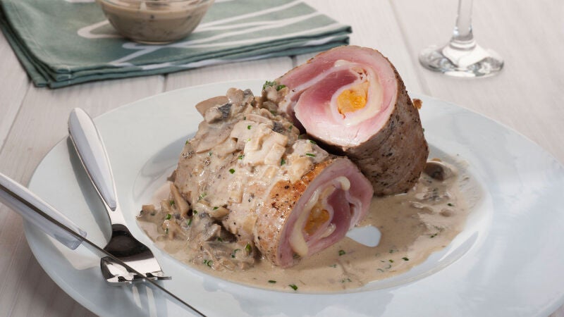 Solomillo de cerdo relleno con salsa de champiñones 