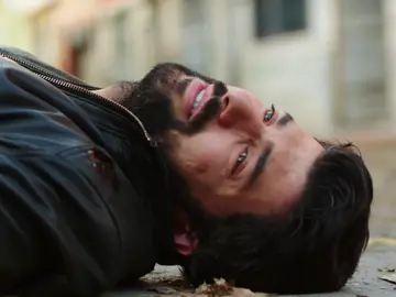 Disparan a Ömar ante la mirada de Elof Disparan a Ömar ante la mirada de Elof