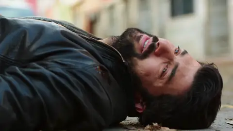 Disparan a Ömar ante la mirada de Elof Disparan a Ömar ante la mirada de Elof