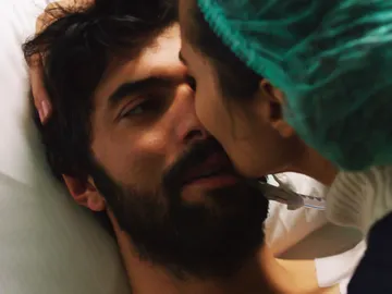 Ömar despierta gracias a escuchar la voz de Elif Ömar despierta gracias a escuchar la voz de Elif