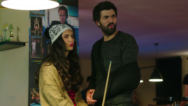 El juego sensual del billar entre Ömar y Elif